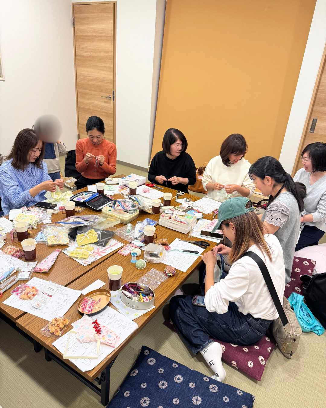 小さな産着を縫うちくちく会を開催しました